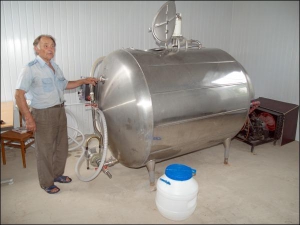 Житель села Демидовка Жмеринского района Николай Мельник показывает холодильник в новом молокопункте. Он вмещает 2 тонны молока