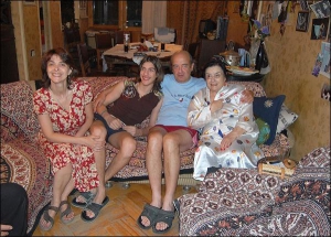 Зліва направо: невістка Медеї Чахави Ніно, онук Коте, син Іване та сама Медея у власній квартирі в столиці Грузії м. Тбілісі