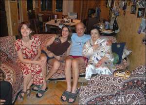 Слева направо: невестка Медеи Чахави Нино, внук Коте, сын Иване и Медея в собственной квартире в столице Грузии г. Тбилиси