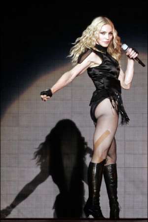 Одну из частей своего шоу певица Мадонна посвятила теме секса. На первый концерт гастрольного тура в Кардиффе она одела откровенный черный костюм