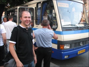 Сергій Сипченко чекає маршрутку до Києва на проспекті Перемоги в Чернігові