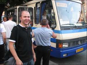 Сергей Сипченко ожидает маршрутку до Киева на проспекте Победы в Чернигове