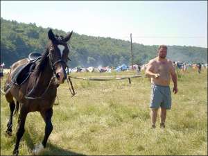 Олександр Білан вигулює коней у селі Воробіївка Немирівського району на Вінниччині