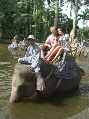 Александр и Татьяна Ковали на острове Бали заказали экскурсию на слонах. Заплатили по 150 долларов 