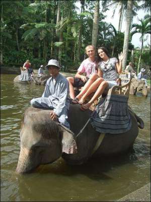 Александр и Татьяна Ковали на острове Бали заказали экскурсию на слонах. Заплатили по 150 долларов 
