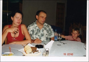 Ольга Хацела с Романом Гурским и их сыном Дмитрием в винницком кафе 