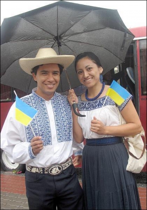 Мексиканская пара Алехандро и Дануэ Визаногиви купили в Луцке вышиванки за 80 долларов
