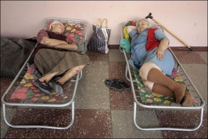 Літні жінки відпочивають у приміщенні школи, пристосованому для евакуйованих з небезпечної зони людей. Лозова, 28 серпня 2008 року 