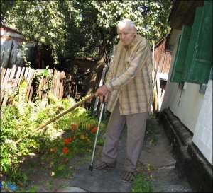 Антон Запорожець із Черкас вирощує синюху. Рослина нагадує папороть. Для лікування тяжкої форми астми потрібен кілограм коріння