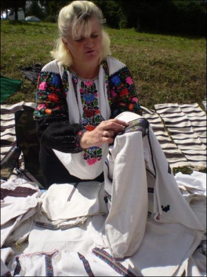 На Певчем поле в Тернополе Люба Бойчук из села Глушки Городенковского района Франковщины показывает полотняную рубашку, вышитую шерстью