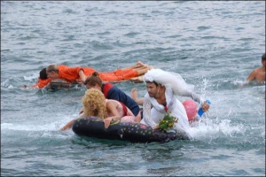 Учасники перегонів на надувних матрацах долають водну дистанцію. Севастополь, 30 серпня 2008 року