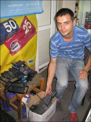 Олександр Пільганчук із Вінниці показує першу модель мобільного телефону — ”Телеком-Орбіт-Л 334”. Він важить до 3 кілограмів. У рік випуску телефон коштував 2000 доларів, колекціонер купив його за 30 гривень