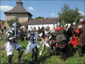 В крепости ”Белая Лыбидь” на Хмельнитчине участники фестиваля ”Древний Меджибиж” устраивают рыцарские бои