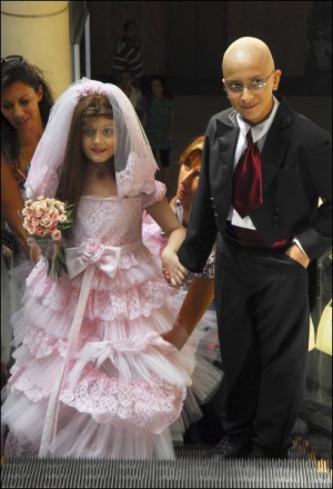 8-річна Колод та 12-річний Карім йдуть до зали, в якій ліванська благодійна організація ”Таманна” влаштувала для них символічне весілля