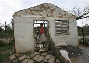 Женщина из кубинского поселка Пасо Реал де Сан Диего стоит на пороге собственного дома, от которого ураган ”Густав” оставил одну стену
