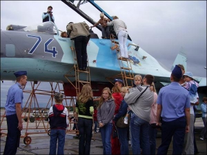 Щоб заглянути в кабіну й посидіти за штурвалом навчально-бойового літака Су-27, минулої суботи на Миргородському військовому аеродромі вишикувалася черга