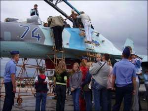 Чтобы заглянуть в кабину и посидеть за штурвалом учебно-боевого самолета Су-27, в прошлую субботу на Миргородском военном аэродроме выстроилась очередь