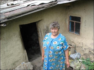 Емілія Шкварук із міста Шаргород біля своєї хати-землянки по вул. Гоголя, 3. Це житло звела її мати 
