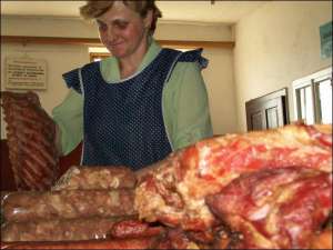 Любов Стринадюк із Косова на Івано-Франківщині щодня продає домашні копченості на місцевому базарі. За кілограм буженини просить 150 гривень. Щотижня сім’я коптить до 100 кілограмів м’яса