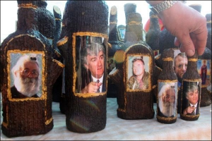 У сербському селищі Маняча на річницю смерті поета Петара Кочича продавали пляшки із зображеннями Радована Караджича та Ратко Младіча. Для сербів і Кочич, і Караджич є національними героями