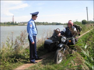 Начальник отдела ветеринарной милиции области Александр Троцюк не пускает рыбаков на пруд в райцентре Здолбунов Ривенской области