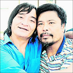 Тайванский рыбак Ху Веньху (слева) встретил только сводного брата (справа), когда вернулся на родину