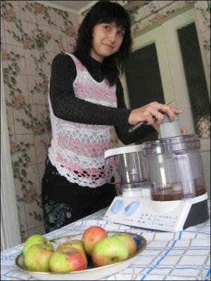Полтавка Тетяна Гузенко наливає щойно вижатий яблучний сік. Кухонний комбайн із функцією соковижималки жінка купила тиждень тому