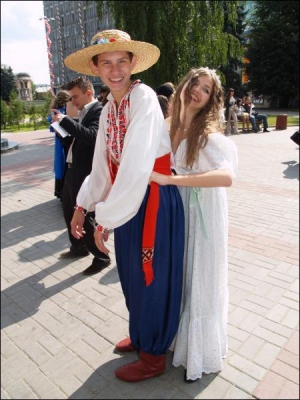 18-летние Наталия Вильчинская и Андрей Дмитренко на праздновании ”Дней Европы в Виннице” демонстрируют свои костюмы