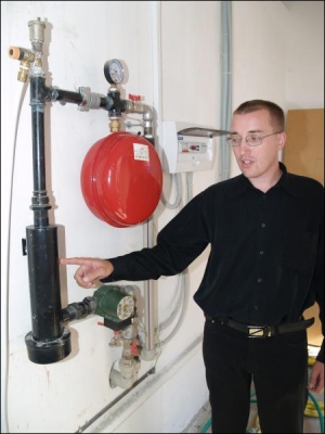 Директор фирмы ”Галан” Николай Славинский показывает смонтированную ими экономную систему отопления в офисе винницкой фирмы ”Экодом”. Специально разработанный электрод мгновенно нагревает воду