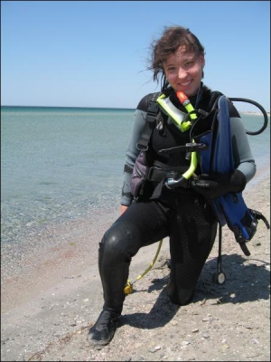 Черкащанка Анастасія Чепа на тренуваннях по зануренню у воду в Криму 15 серпня. За 3 дні дівчина загинула. Фотографію батьки знайшли у фотоапараті доньки після її похорону