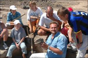 Керівник археологічної експедиції на розкопках стародавнього городища в Миколаєві Кирило Горбенко показує знайдений глиняний посуд