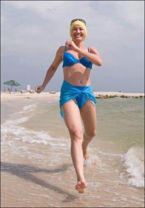 Актриса Лариса Руснак на пляже в Бердянске Запорожской области. В этом городе четыре дня длился XI Международный кинофестиваль. В нем приняли участие кинематографисты из восьми стран