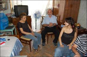 Хачатур Вартанянц із дружиною Терезою та донькою Тамарою у своїй однокімнатній квартирі в Тбілісі