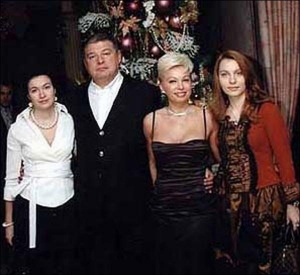 Перед розлученням Євген та Маргарита Червоненки (по центру). Ліворуч — донька Олександра, праворуч — Вікторія