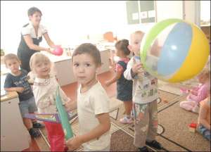 Группа трех- и четырехлетних детей ”Дзвіночки” в детсаду ”Школярик” в переулке Мефодиевском. Дети заняла кабинет, в котором раньше учились первоклассники