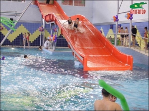 Відвідувачі аквапарку ”Лімпопо” у Тернополі розважаються на водяній гірці. 31 серпня, з’їжджаючи з неї, у басейні втопився 7-річний Денис Старух
