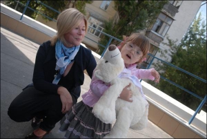 Дизайнер Лилия Пустовит подарила Марии Бондарковой белого мишку. Девочка страдает синдромом Дауна