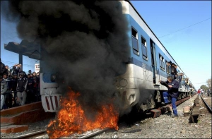 Пассажиры подожгли вагон электрички на станции Кастелар близ столицы Аргентины Буэнос-Айреса