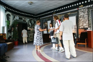 Глядачі заходять у четвер до зали ”Кіноман” на перший вечірній сеанс фільму ”Владика Андрей”. Кінотеатр ”Жовтень” на Подолі крутитиме цей фільм до 17 вересня