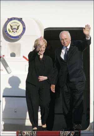 Віце-президент США Річард Чейні з дружиною Лінн у четвер виходять з літака в столичному аеропорті ”Бориспіль”