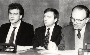 Зліва направо: Сергій Данилов, тодішній перший заступник голови Народного руху Олександр Лавринович та голова Народного руху В’ячеслав Чорновіл на прес-конференції. Початок 1990-х років
