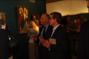Посетители ”Большого антикварного салона” (справа — украинский миллиардер Сергей Тарута) осматривают экспозицию выставки. Киев, Украинский дом, 4 сентября 2008 года