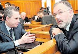 Народні депутати від Партії регіонів Борис Колесніков (ліворуч) та Дмитро Табачник розмовляють під час засідання опозиційного уряду в Києві 27 грудня 2007 року