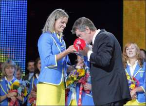Наталье Добринской целует руку президент Виктор Ющенко. Добринскую попросили поблагодарить президента за поздравление от олимпийской сборной