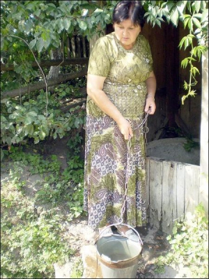 Олександра Зазуляк набирає воду із копанки за 300 метрів від своєї хати у селі Бариш Бучацького району Тернопільської області