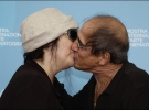 Итальянский актер Адриано Челентано целуется с женой — артисткой Клавдией Мори. На фестивале он показал отреставрированную ленту ”Юппи-Ду”. В ней супруги снялись вместе в 1975 году, неподалеку от  Венеции
