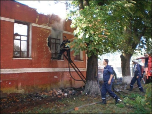 В воскресенье в 9.00 пожарники заливают водой огонь в старом помещении районного суда в Гадяче. Деревянные перегородки и перекрытия здания горели с двух часов ночи до обеда. Вонь от пожара в центре города держалась двое суток