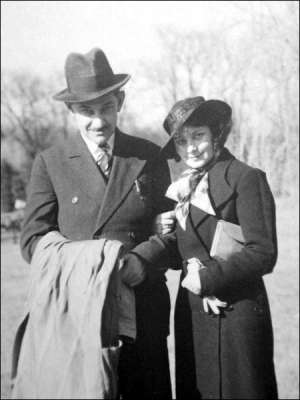 Дмитрий Донцов с поэтессой Еленой Телигой, конец 1930-х