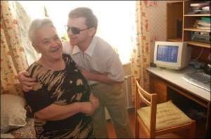 Херсонец Павел Корчагин обнимает мать Людмилу Ивановну. Мужчина потерял зрение 11 лет назад