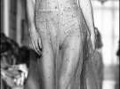 Дом моды ”Шанель” немецкий дизайнер Карл Лагерфельд возглавил в 1971-ом. На показе в Париже модель демонстрирует наряд из коллекции ”весна-лето” 2005 года